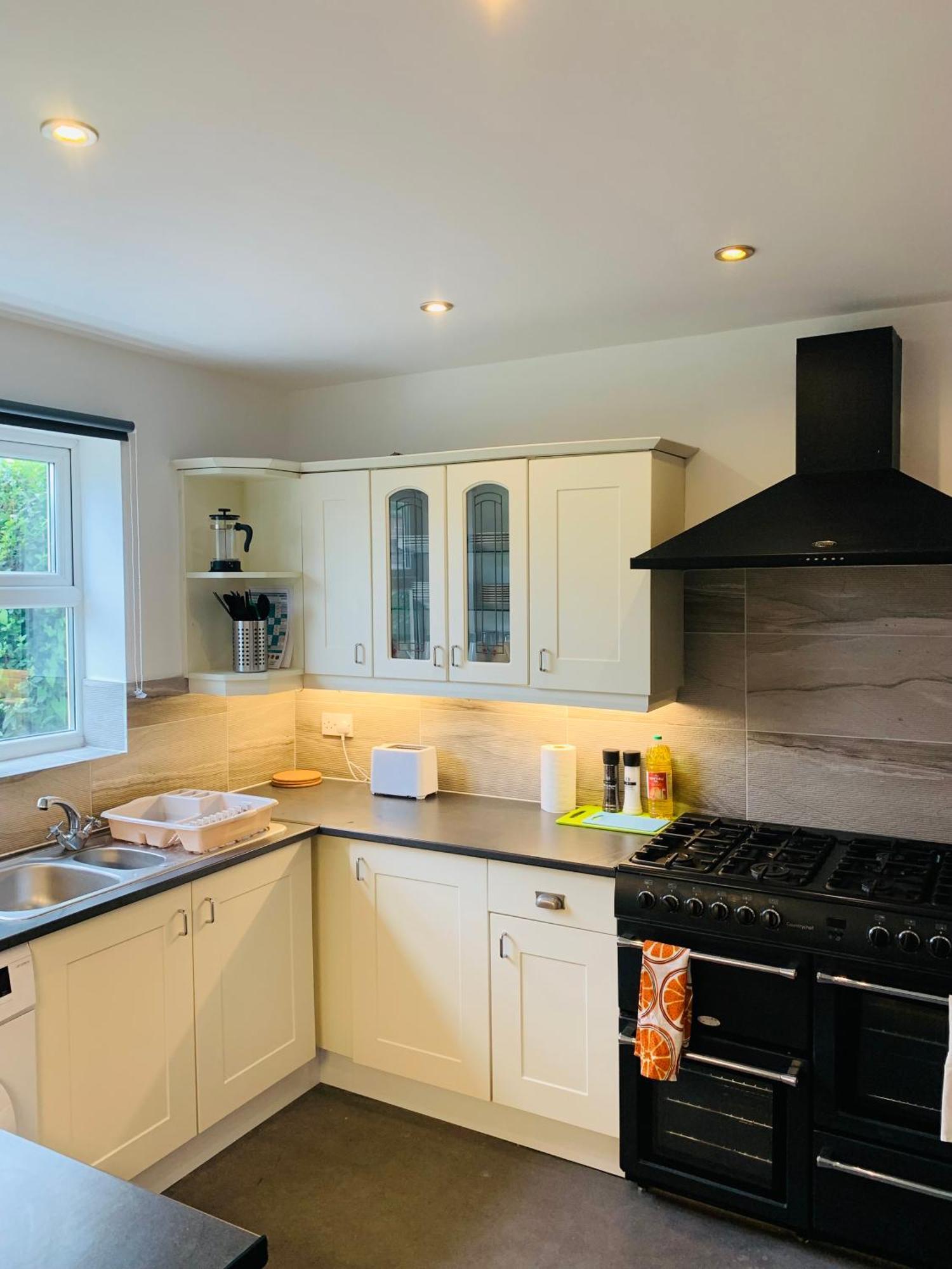 Chic 5 Bedroom House With Private Parking & Garden Bristol Eksteriør billede