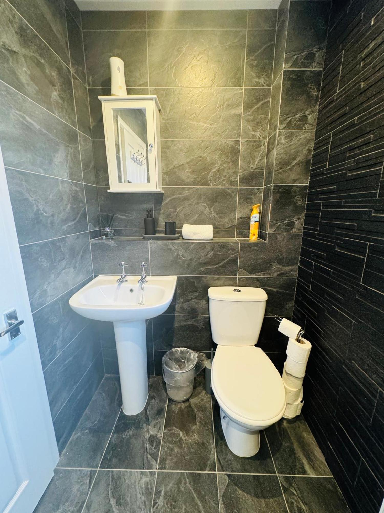 Chic 5 Bedroom House With Private Parking & Garden Bristol Eksteriør billede