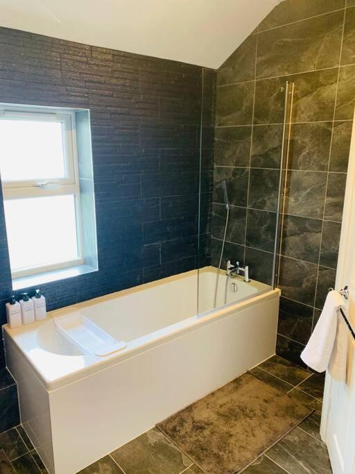 Chic 5 Bedroom House With Private Parking & Garden Bristol Eksteriør billede
